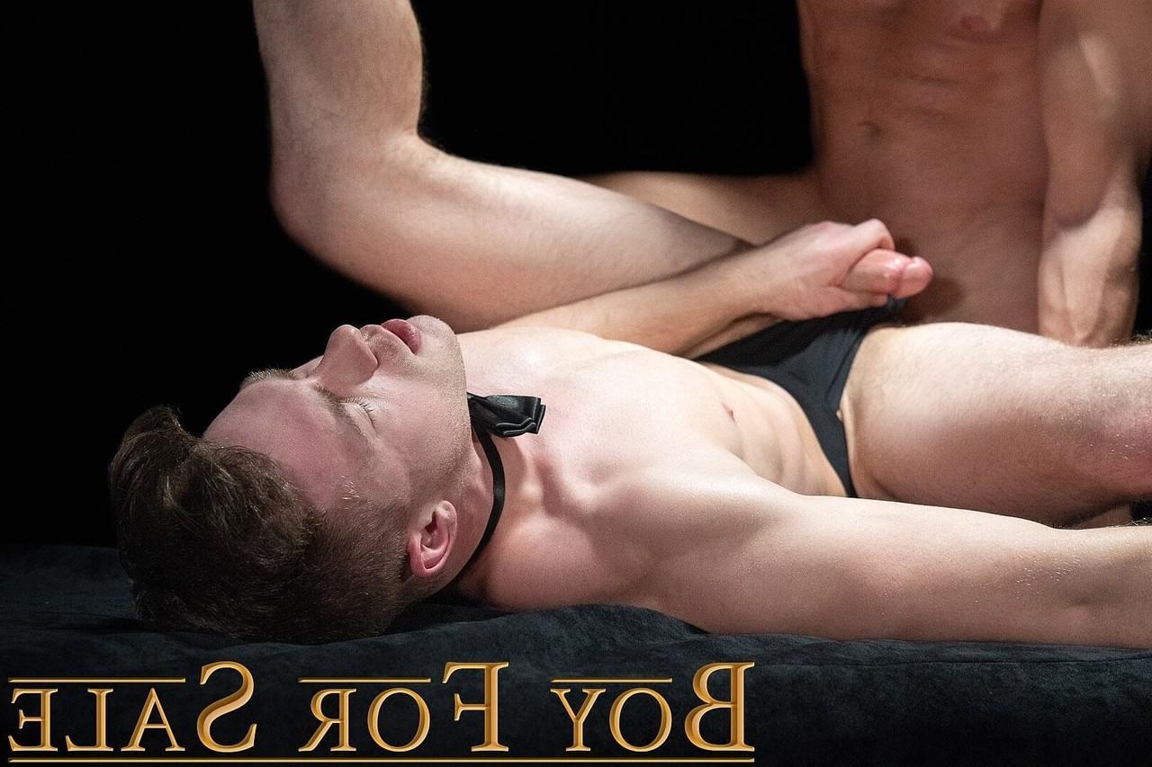 20P O garoto moreno sexy Cole é analisado pelos mestres Patrick e Snow em um trio gay