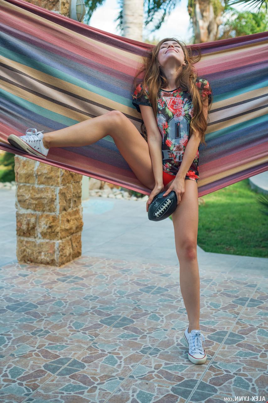 18P Une adolescente solo frotte un ballon de football contre sa chatte chargée de culotte.