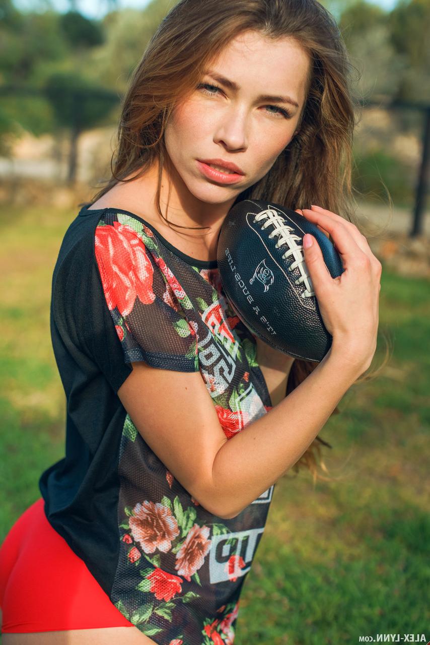 18P Une adolescente solo frotte un ballon de football contre sa chatte chargée de culotte.