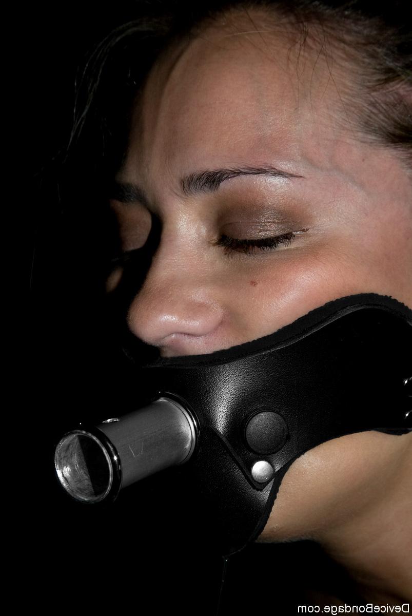 17P Sasha Grey et Trina Michaels ont une séance de bdsm lesbienne hardcore.