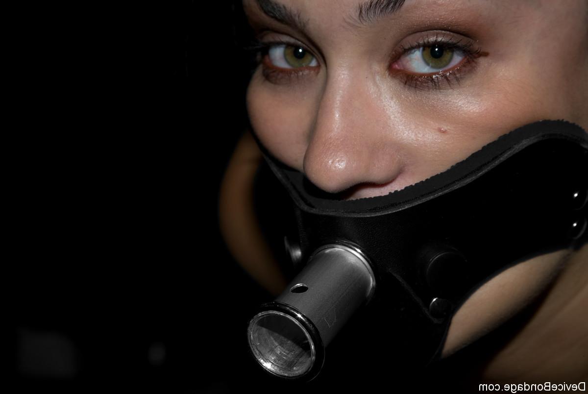 17P Sasha Grey et Trina Michaels ont une séance de bdsm lesbienne hardcore.