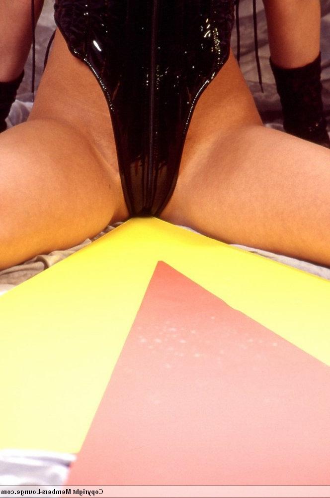 20P Milf india luce guantes de encaje negros mientras posa desnuda con botas negras