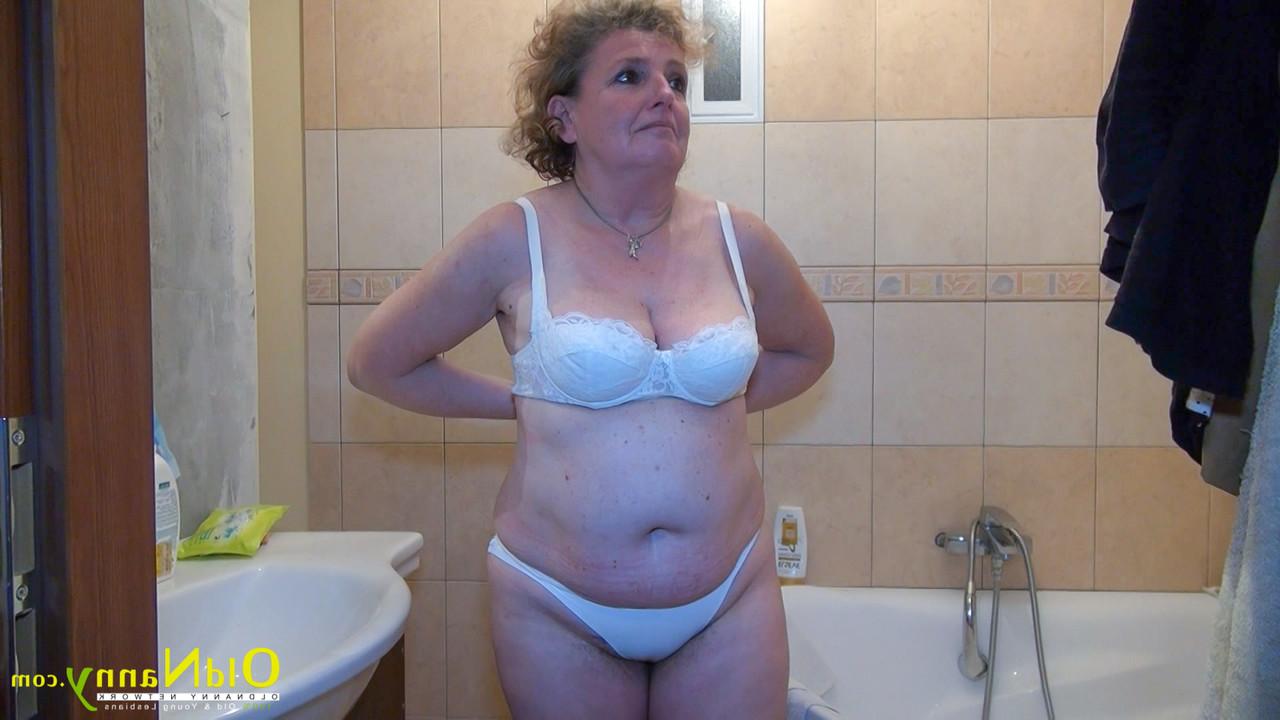 20P Horny granny Henrietta blowing her man to arouse his flaccid cock