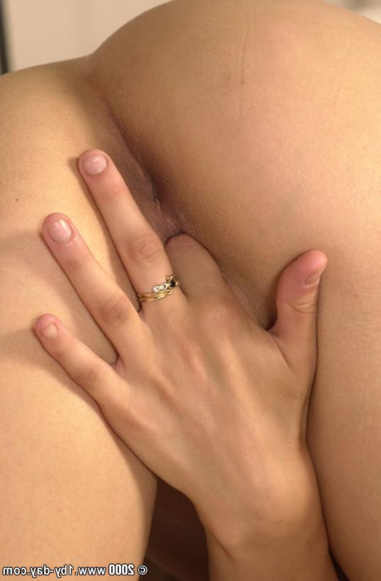 20P La charmante blonde Erzsebet dévoile ses gros seins naturels et se masturbe