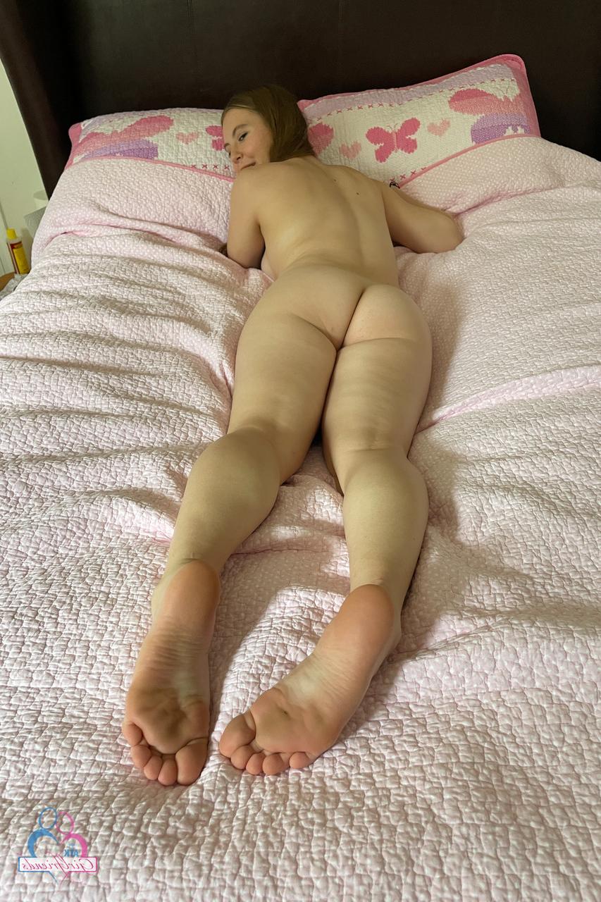 20P A jovem amadora Zoey Zimmer exibe e espalha sua buceta gostosa de perto