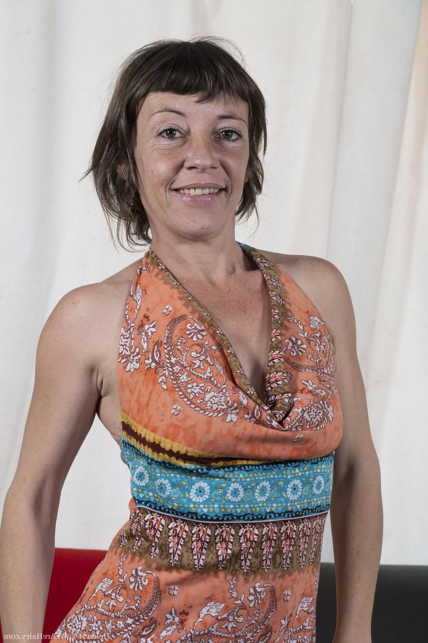 19P A gostosa madura Helen H tira a roupa e brinca com seu regalo super peludo