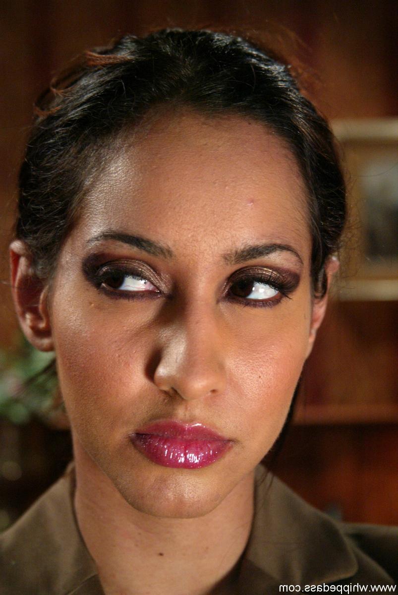 20P La secrétaire mature Kylee King se fait punir par sa patronne, Isis Love.
