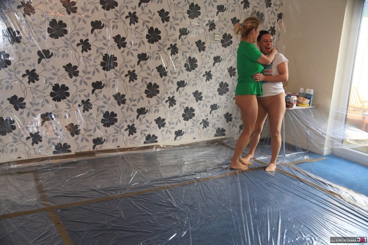 20P Molly MILF y su amante lesbiana se preparan para cubrirse de productos alimenticios