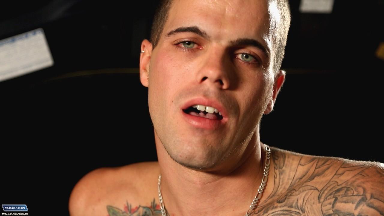 20P O garanhão tatuado Jake Glazer masturbando seu pau grande em um solo quente