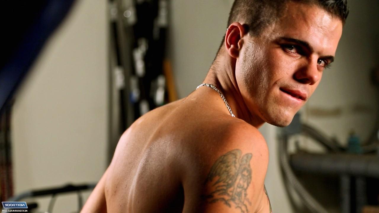 20P O garanhão tatuado Jake Glazer masturbando seu pau grande em um solo quente