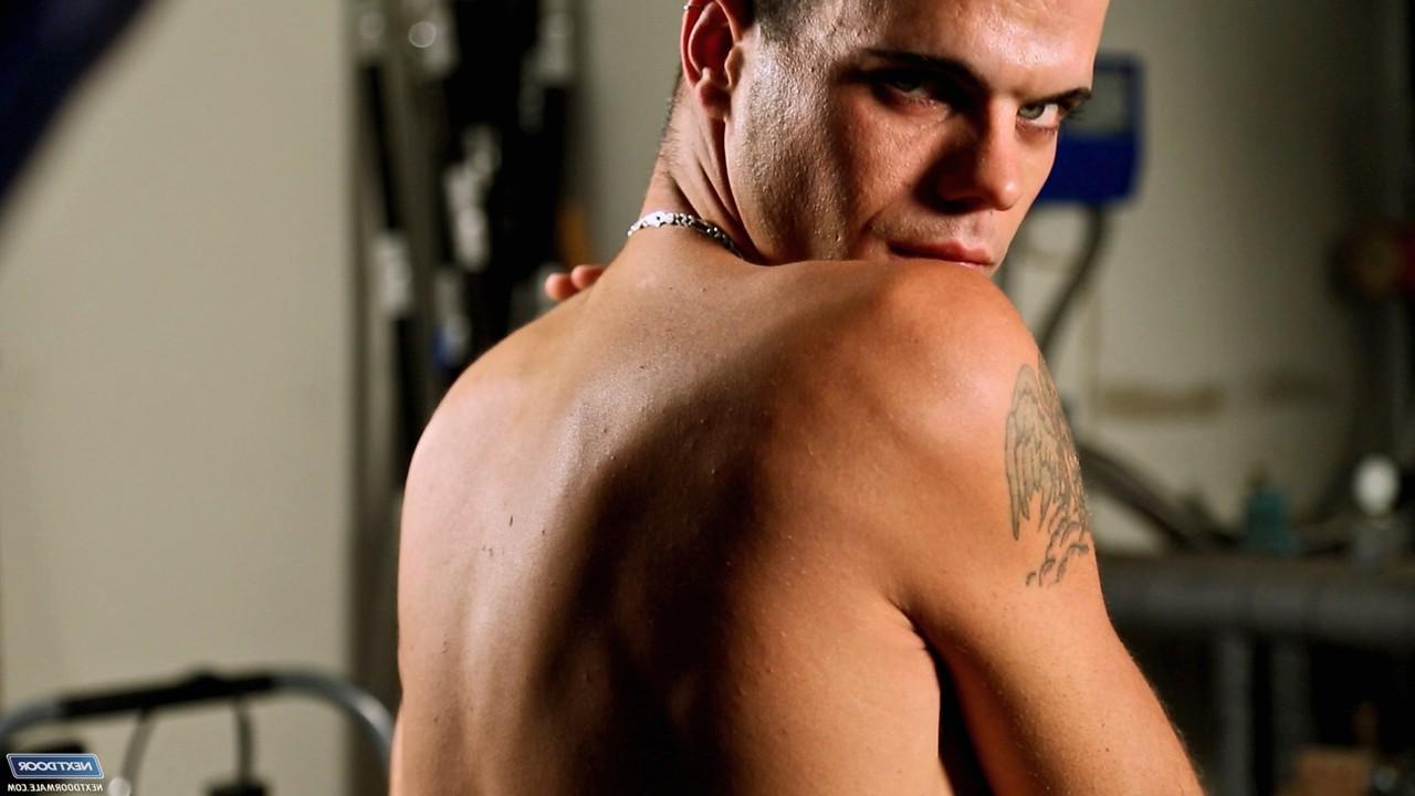 20P O garanhão tatuado Jake Glazer masturbando seu pau grande em um solo quente