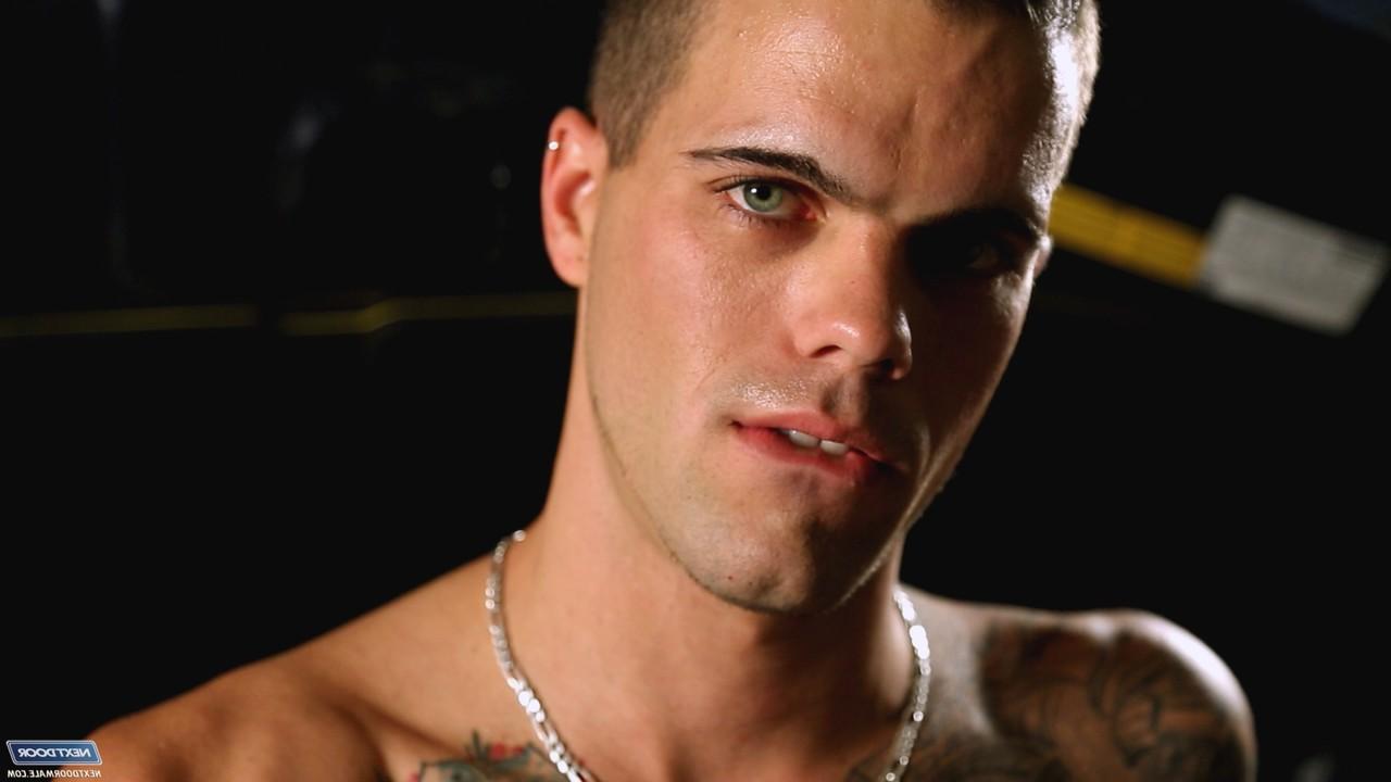 20P O garanhão tatuado Jake Glazer masturbando seu pau grande em um solo quente