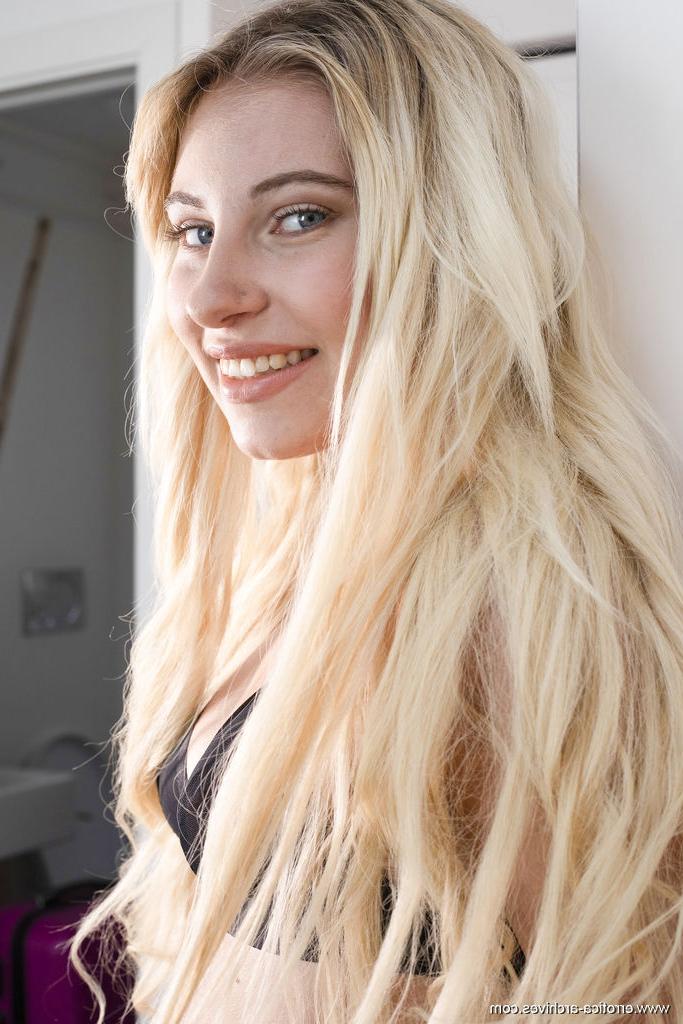 16P A linda adolescente loira Lilly Bella fica completamente nua durante um show solo