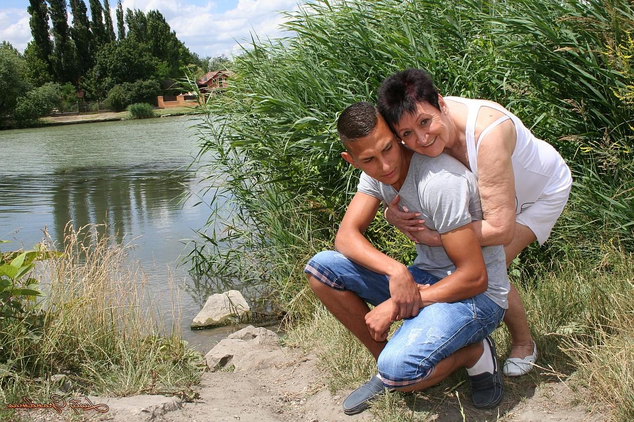 20P Vovó desagradável de cabelos curtos chupando pau mais jovem na natureza antes de foder gostoso