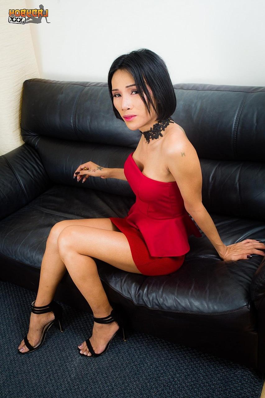 16P A linda e sexy travesti asiática Noo expõe seu pau e posa em um solo