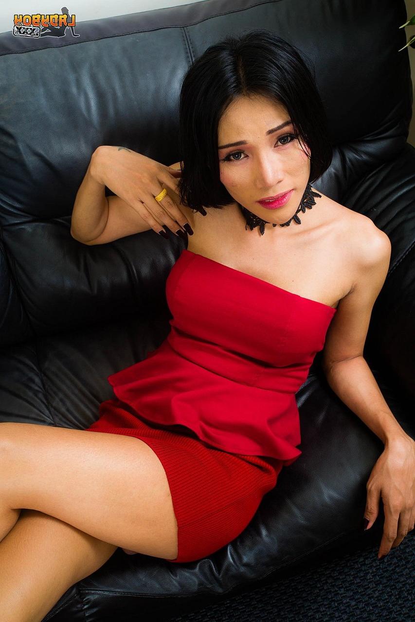 16P A linda e sexy travesti asiática Noo expõe seu pau e posa em um solo