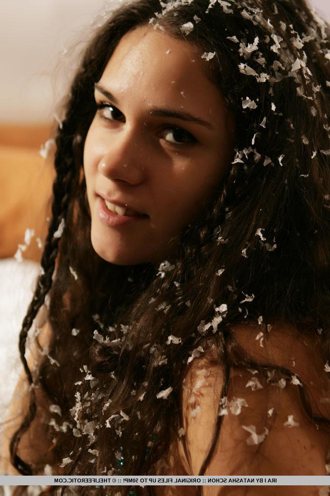 16P Die Teenie-Schönheit Ira I entblößt zu Weihnachten in ihrem Schlafzimmer ihre festen Brüste
