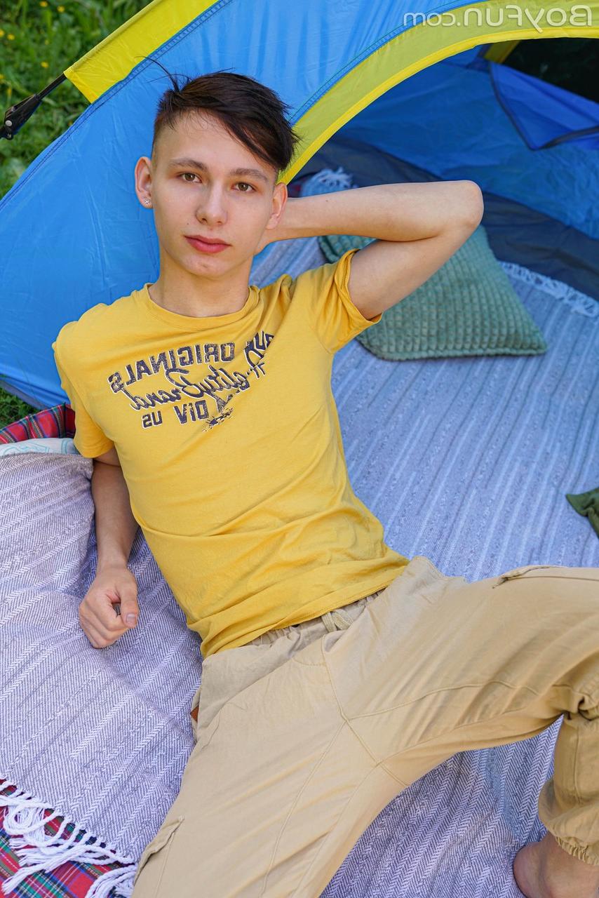 20P O gay europeu magro Rimi Morty tira a roupa lentamente e se masturba em uma barraca