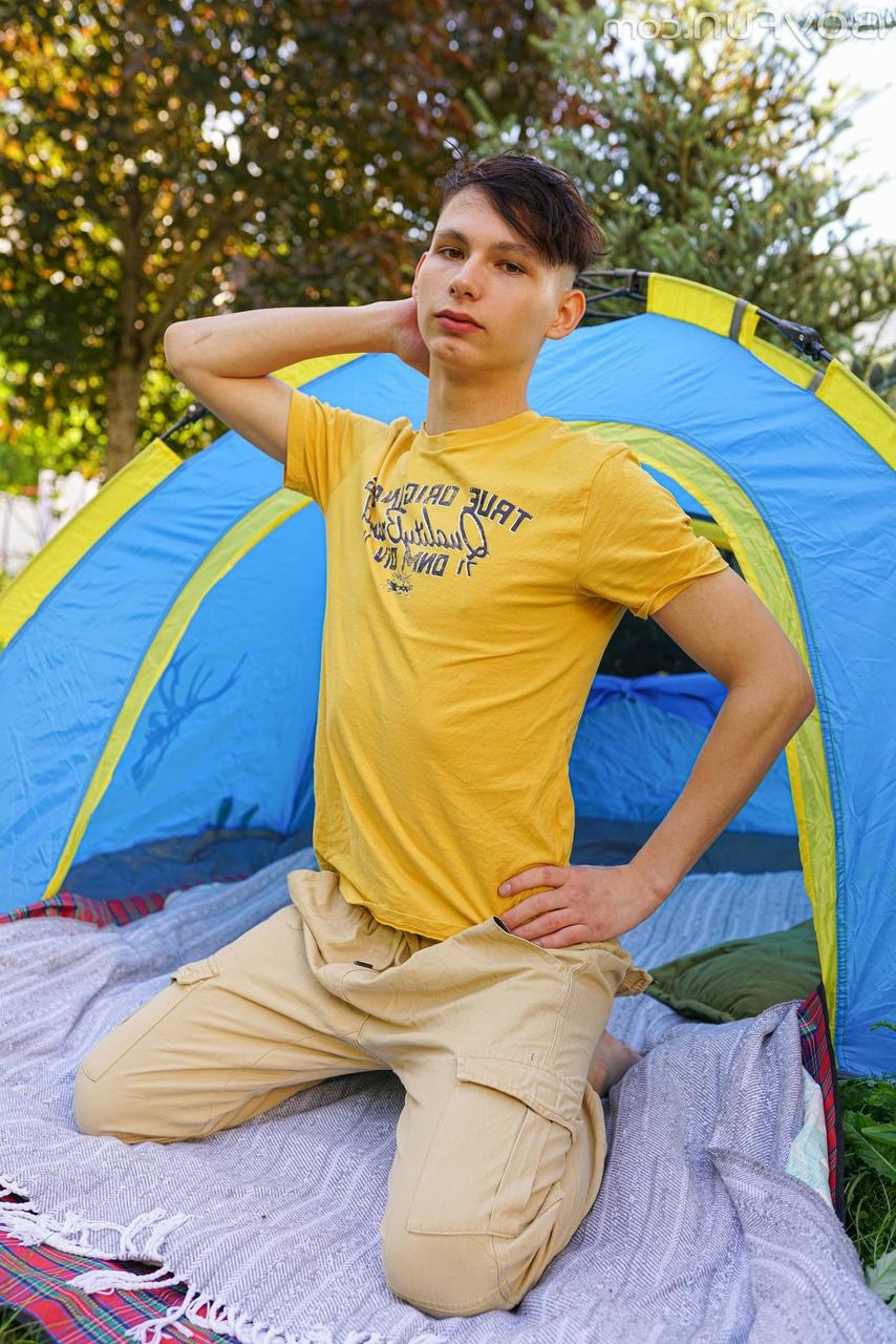 20P O gay europeu magro Rimi Morty tira a roupa lentamente e se masturba em uma barraca