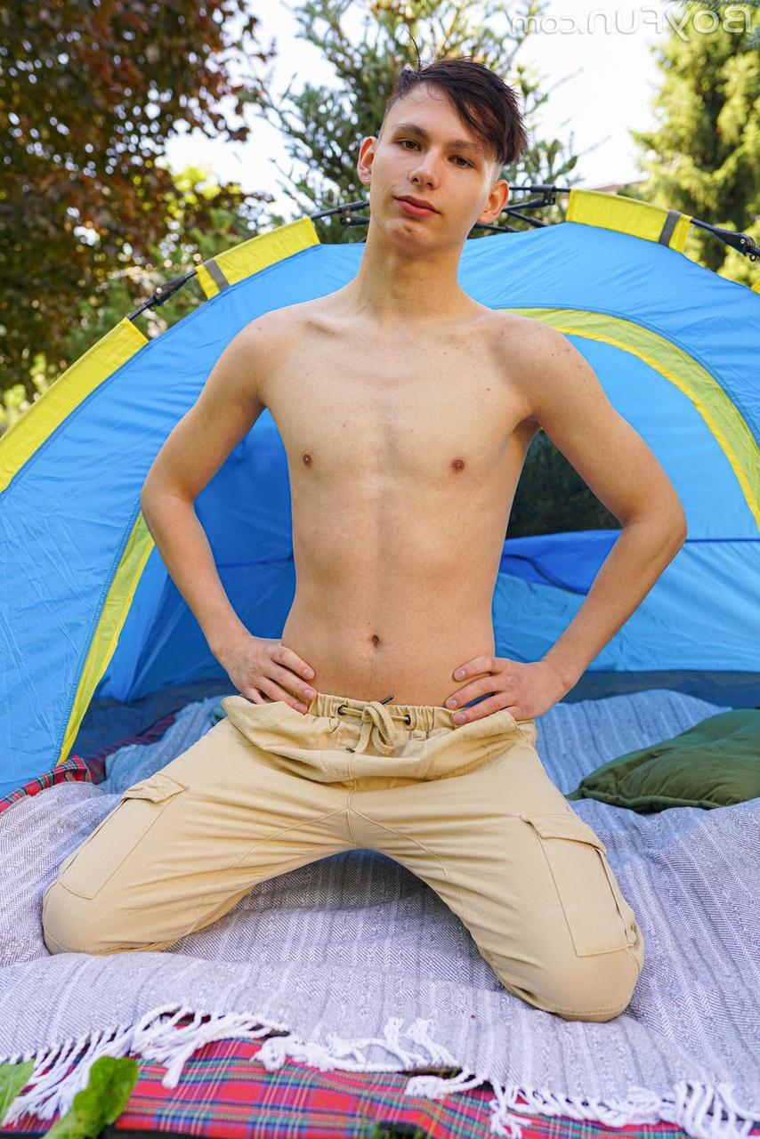 20P O gay europeu magro Rimi Morty tira a roupa lentamente e se masturba em uma barraca