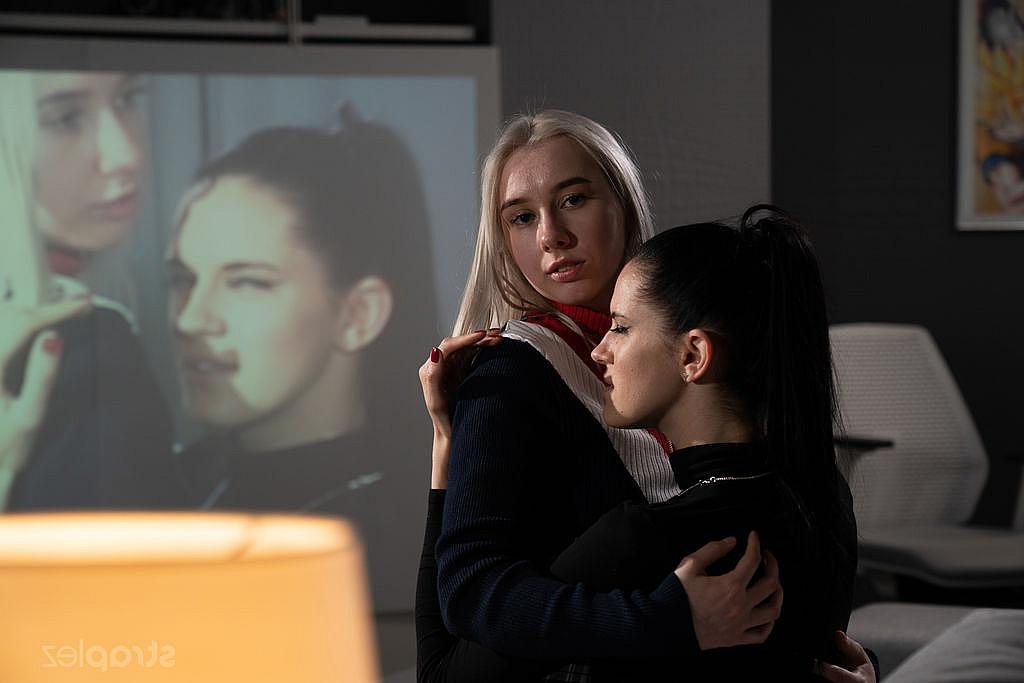 15P As lésbicas adolescentes Lil Karla e Mia provocam uma à outra em um sofá enquanto usam meias