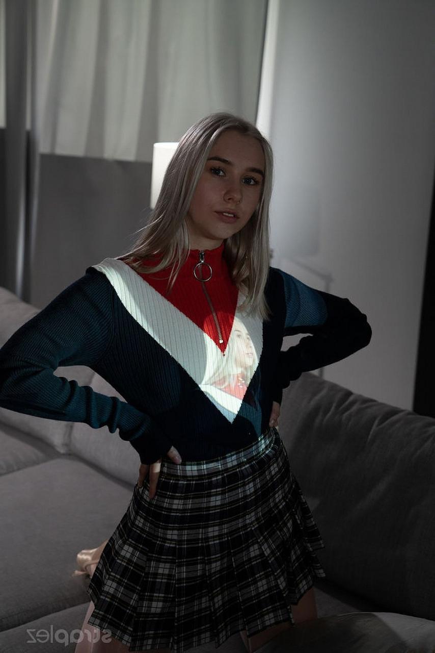 15P As lésbicas adolescentes Lil Karla e Mia provocam uma à outra em um sofá enquanto usam meias