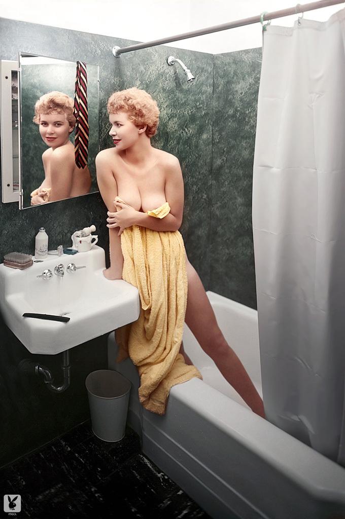 12P Die blonde Barbara Cameron posiert in ihrem schönen Bikini während eines Vintage-Fotoshootings