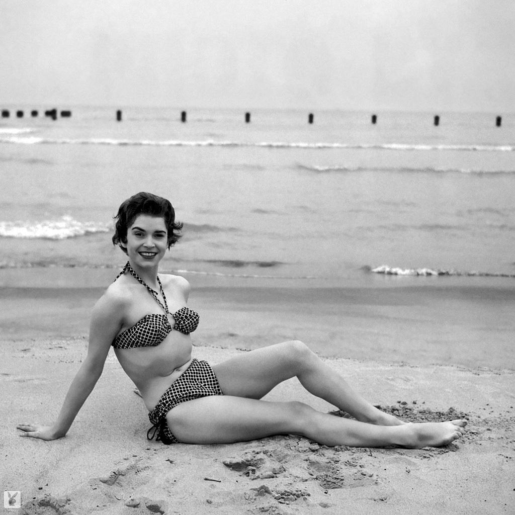12P Die blonde Barbara Cameron posiert in ihrem schönen Bikini während eines Vintage-Fotoshootings
