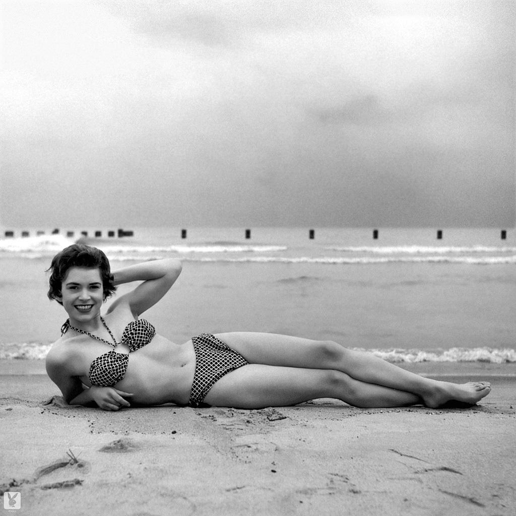 12P Die blonde Barbara Cameron posiert in ihrem schönen Bikini während eines Vintage-Fotoshootings