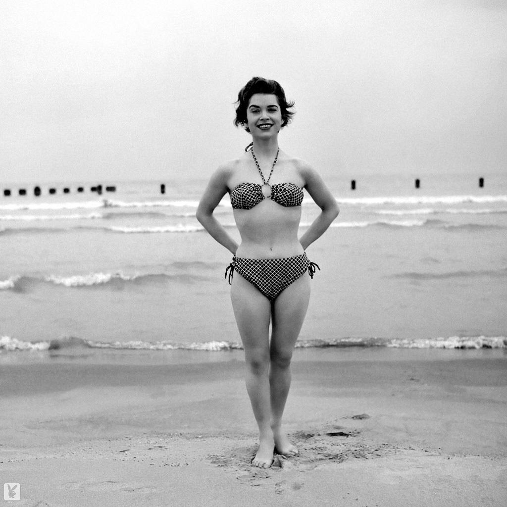 12P Die blonde Barbara Cameron posiert in ihrem schönen Bikini während eines Vintage-Fotoshootings