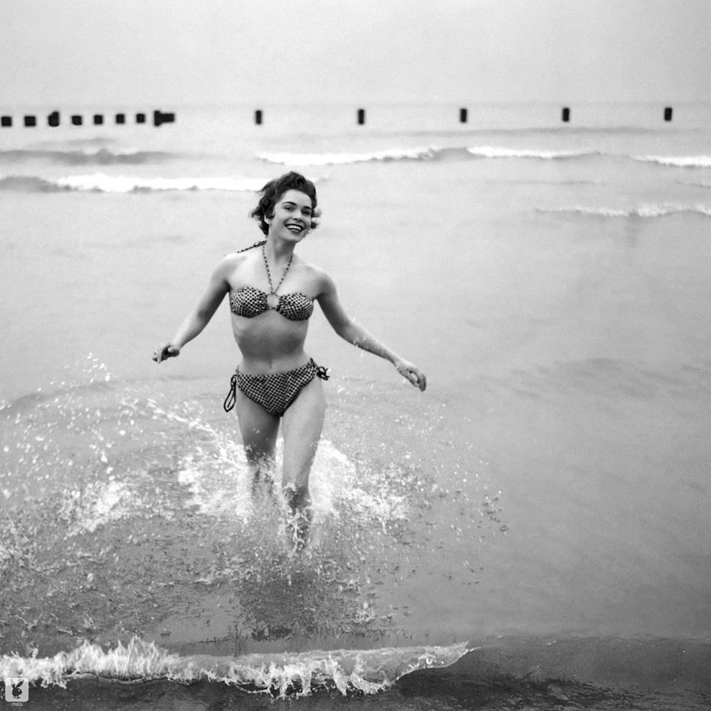 12P Die blonde Barbara Cameron posiert in ihrem schönen Bikini während eines Vintage-Fotoshootings