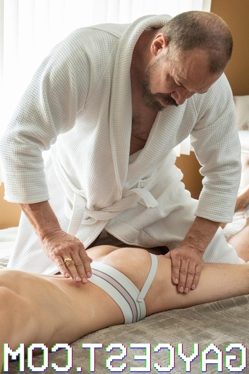 20P O massagista gay Sr. Ballard dá ao twink Jay uma massagem erótica e brinca em sua bunda