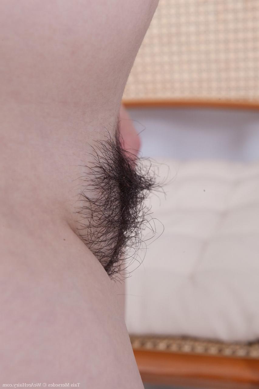 20P La ama de casa Tais Mersedes se desnuda y se frota el chocho peludo mientras limpia la casa