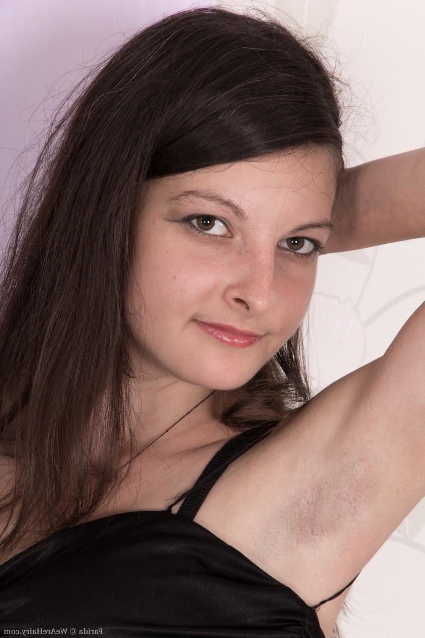 16P Farida, une fille solo, tire sur ses poils pubiens tout en exhibant son buisson.