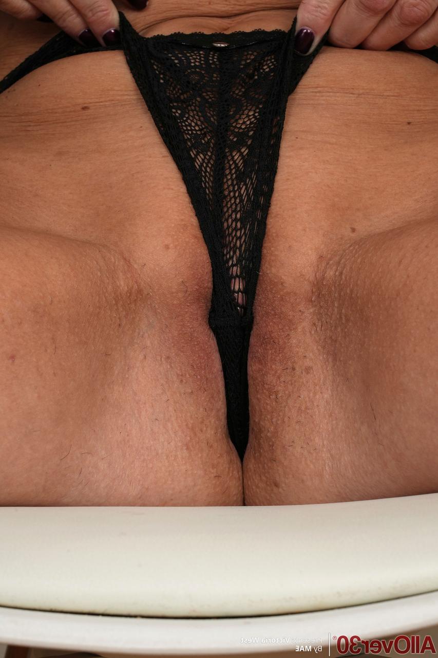 20P Kinky madura Victoria West exibe seus lindos juggs e espalha seu buraco