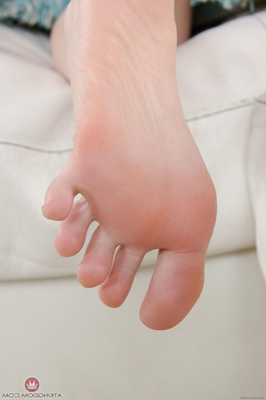 20P La latina sin bragas Jericha Jem abre su coño y muestra sus dedos de los pies calientes de cerca