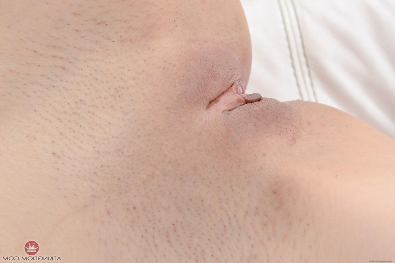 20P La latina sin bragas Jericha Jem abre su coño y muestra sus dedos de los pies calientes de cerca