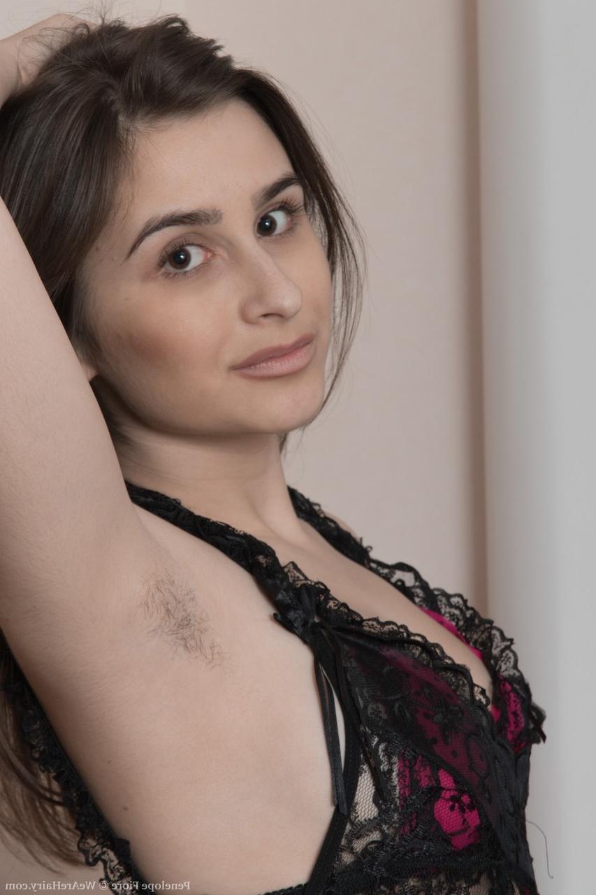 18P La petite brune Penelope Fiore montre ses seins naturels et doigte son buisson.