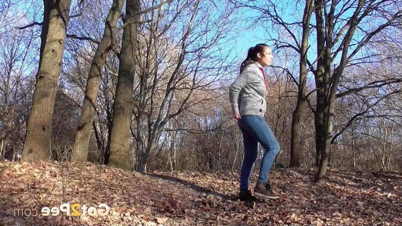 15P Antonia Sainz, une fille solo, baisse son jean pour pisser dans les bois.