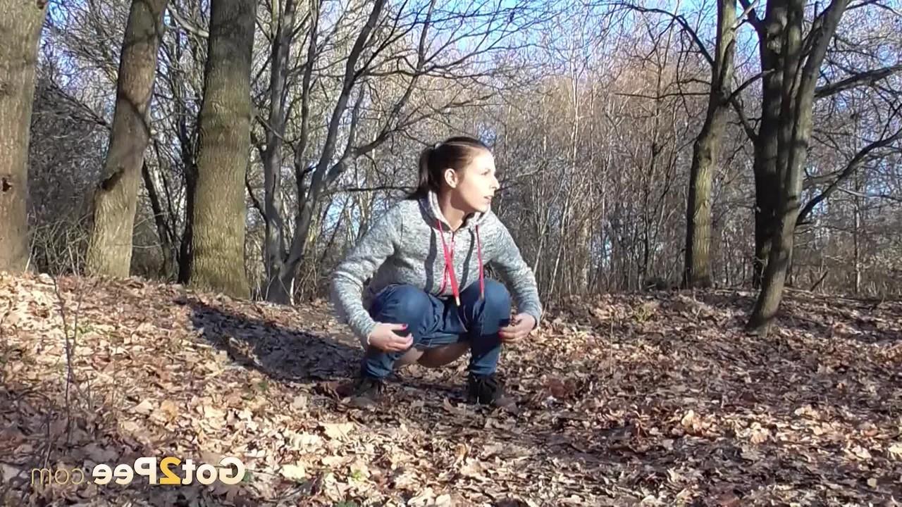 15P Antonia Sainz, une fille solo, baisse son jean pour pisser dans les bois.