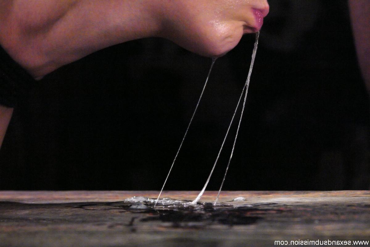 20P 拘束されたドイツ人熟女アネット・シュワルツが深いBDSM顔ファックを受ける