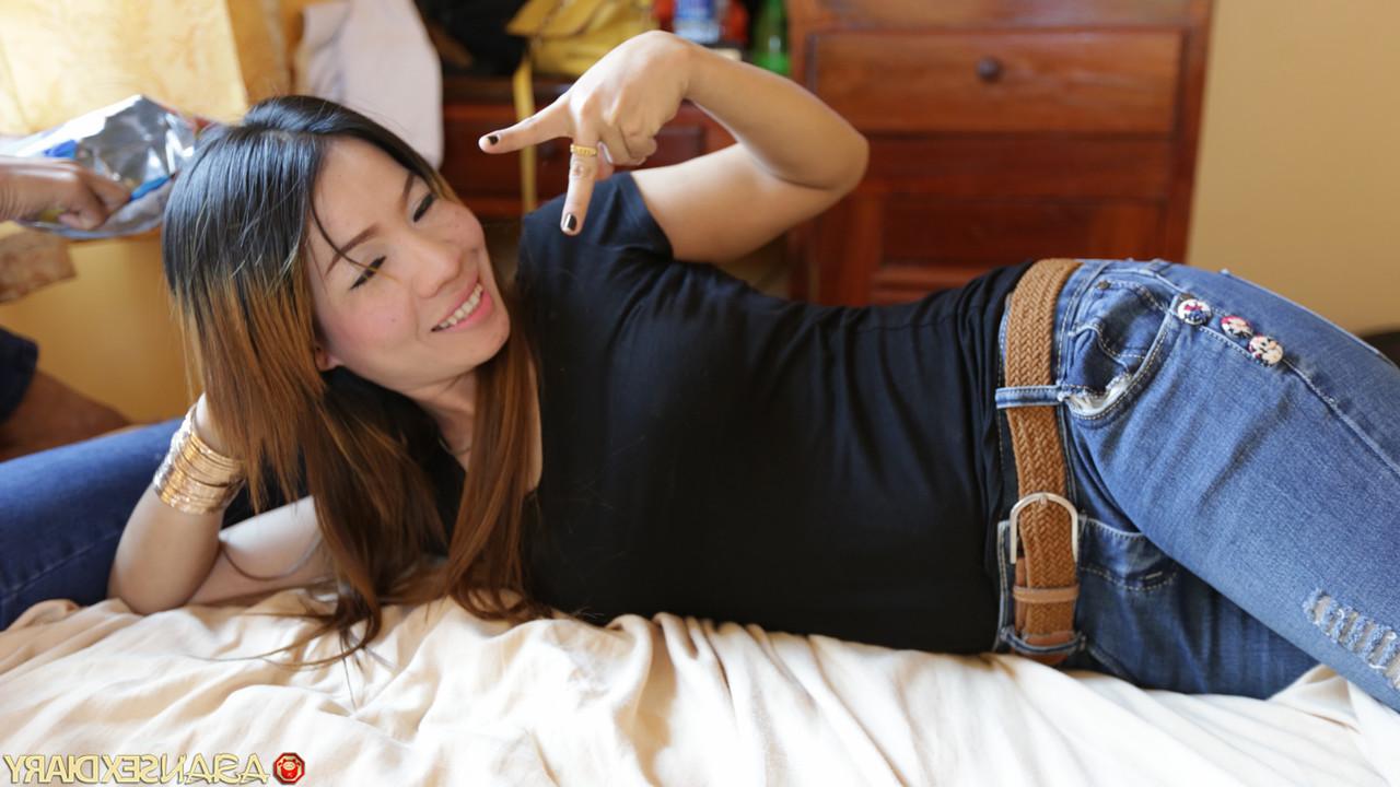 20P L'amatrice asiatique Aline expose son gros cul et se fait baiser lors d'une séance en POV.
