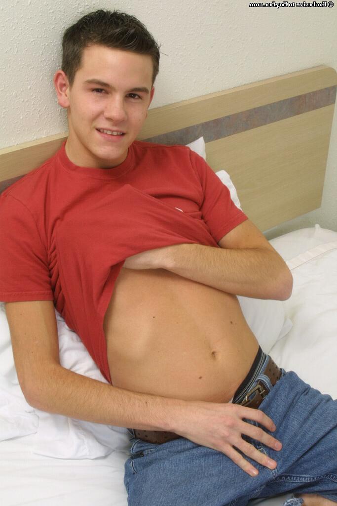 20P O garoto gay solitário Trent Williams goza sobre si mesmo depois de acariciar seu pau cortado
