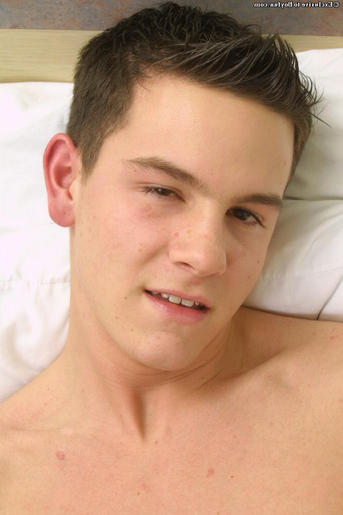 20P O garoto gay solitário Trent Williams goza sobre si mesmo depois de acariciar seu pau cortado