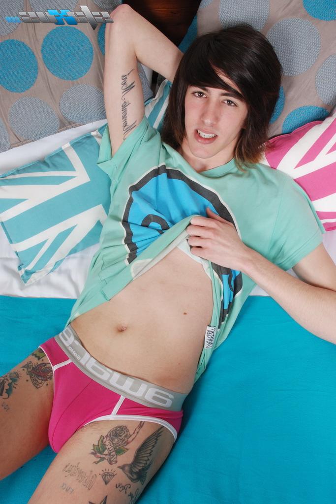 20P Hung twinks Ivan Thundero & Kamyk Walker analize each other with dildos