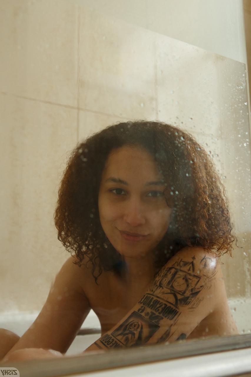 13P A morena tatuada Solana Bardell mostra seus peitos grandes na banheira