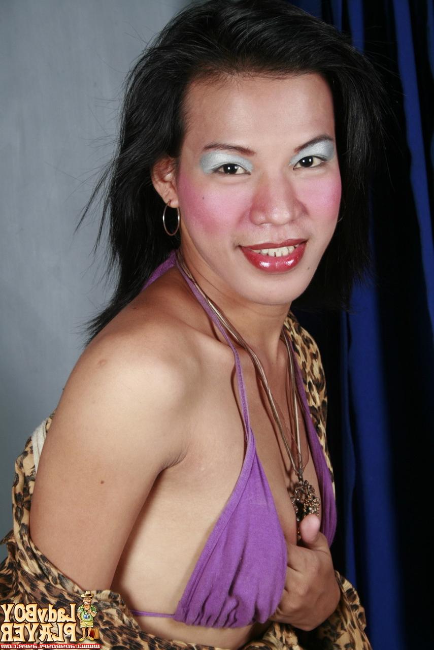 20P La transexuelle asiatique Brigette se branle et récupère sa charge de sperme dans un gobelet.