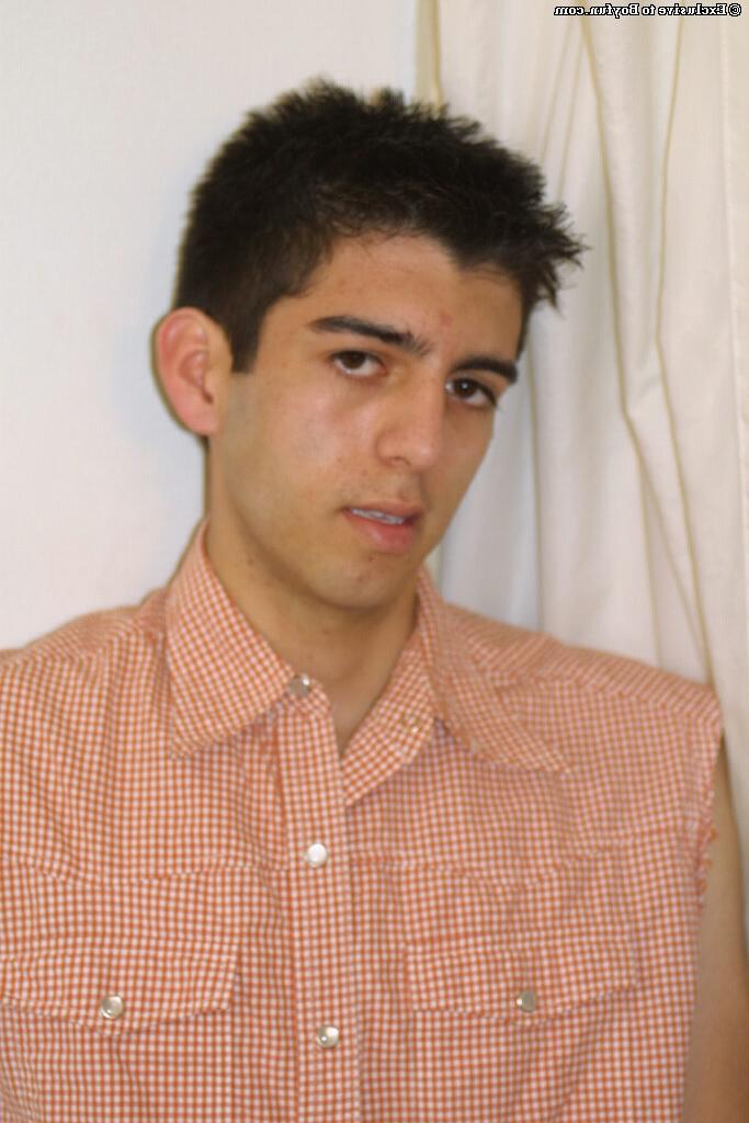 20P O moreno gay magro Garin brinca com seu enorme pau peludo no banheiro