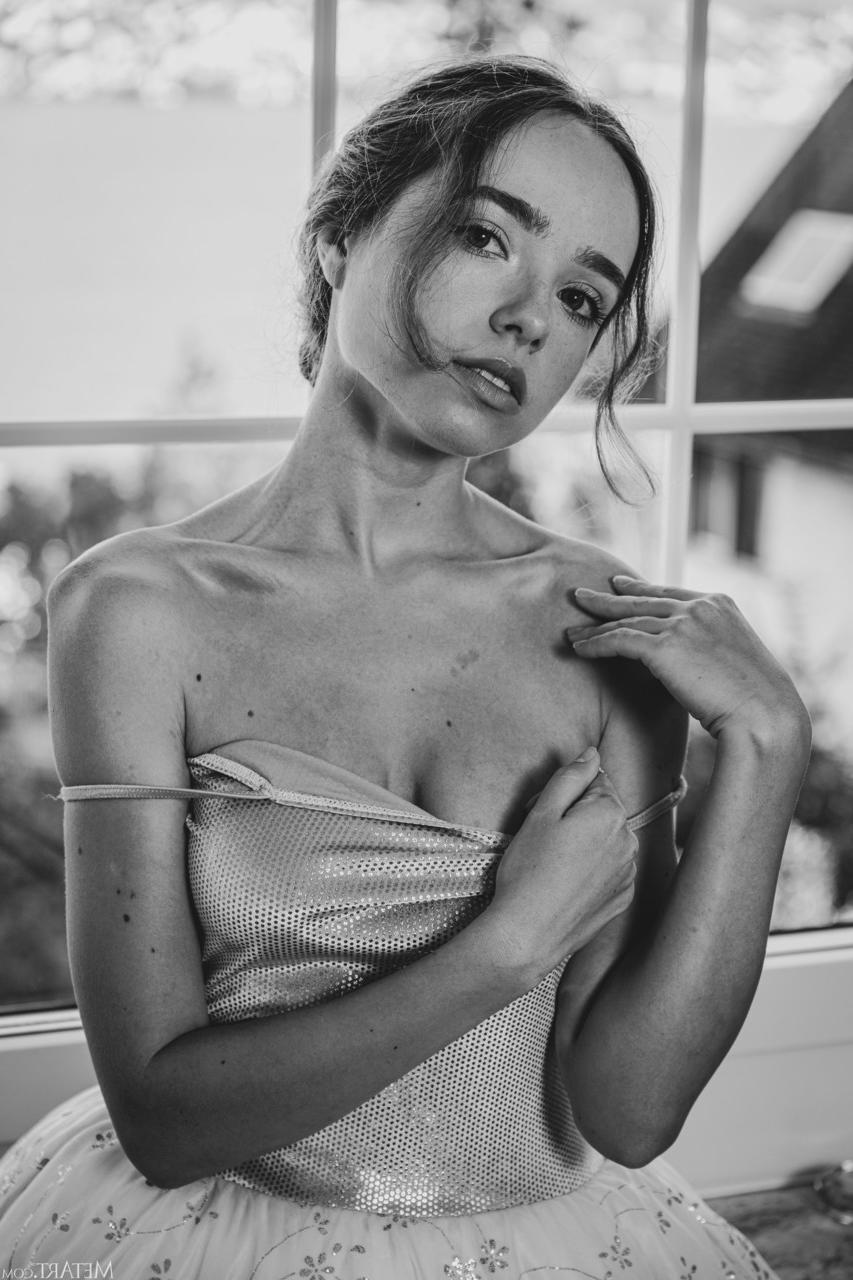 20P Glamorous Ukrainian ballerina Rinna Ly strips and poses naked by the window