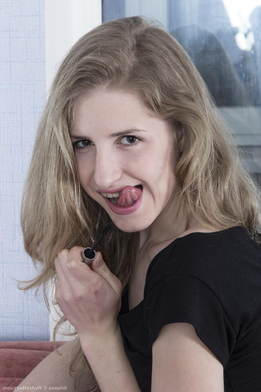 16P Das blonde Mädchen Arianna befreit ihre haarige Vagina aus der durchsichtigen Unterwäsche